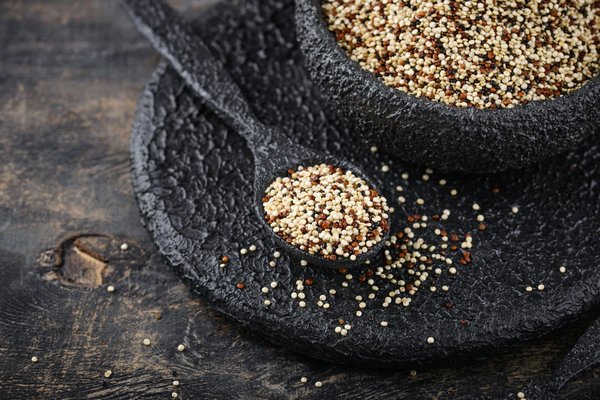 Comment maîtriser la cuisson du quinoa pour des salades équilibrées et savoureuses ?